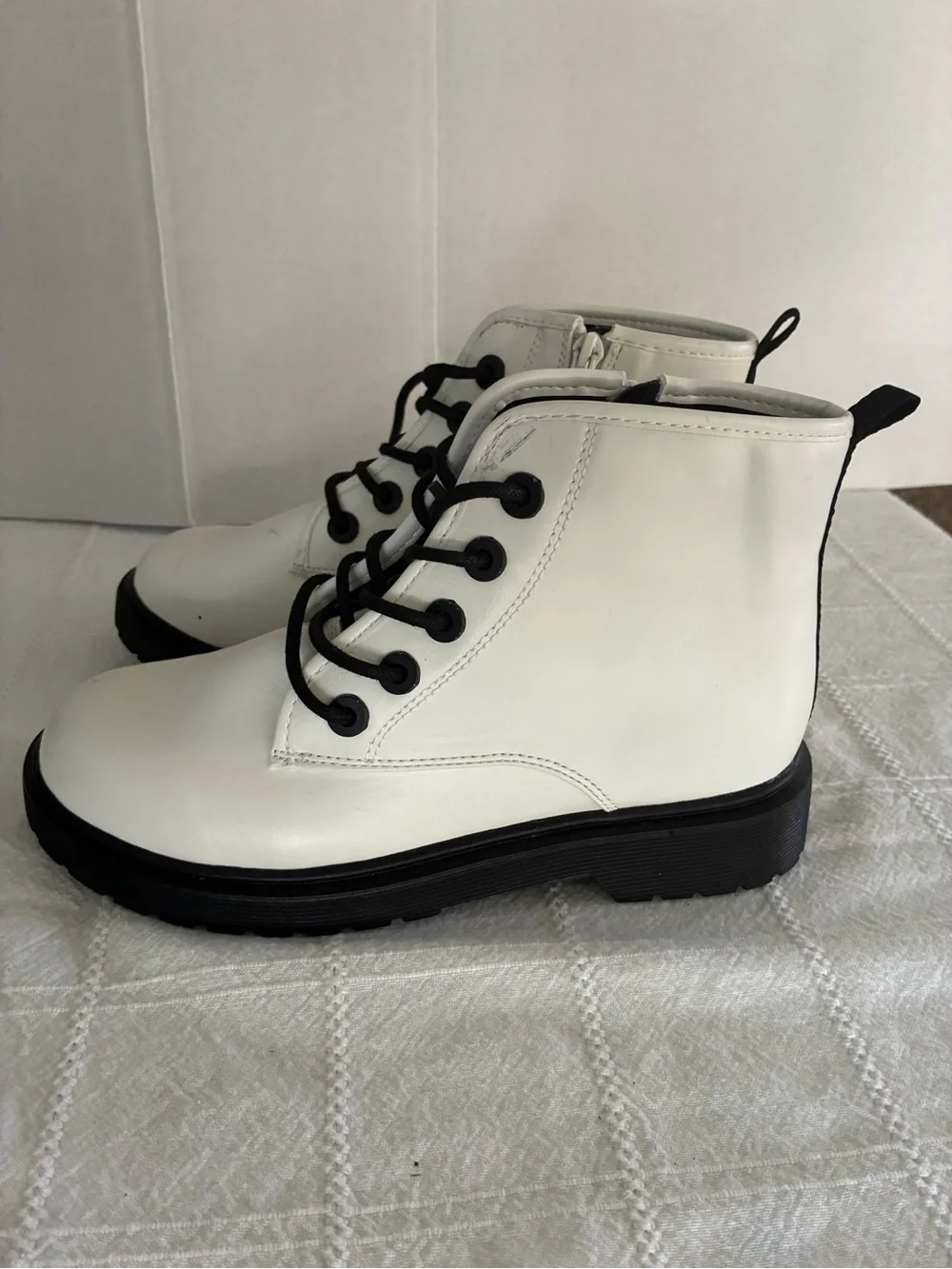 Steve Madden Y2K Shortie Lace Up Lug Sole Side Zip Combat Boot White Size 5